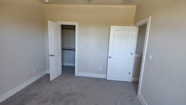 Building Photo - 335 Madison Oaks Ave