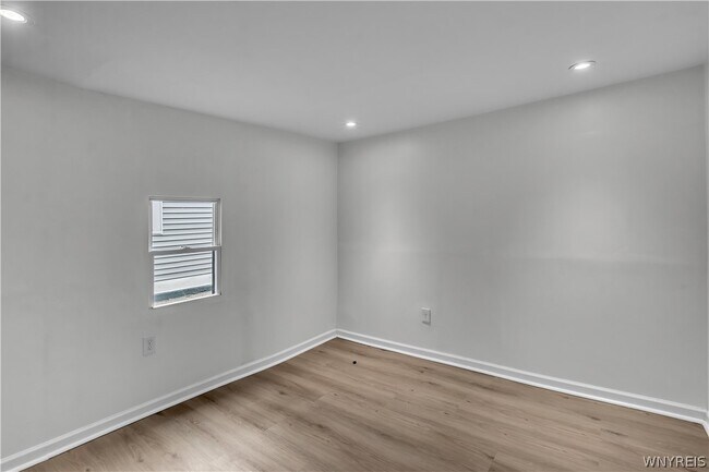 Building Photo - 545 Niagara St