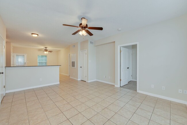 Building Photo - 2 Bed + 2 Bath - Spacious Floorplan A