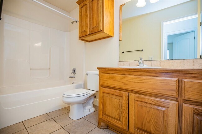 Building Photo - 520 Bonanza St