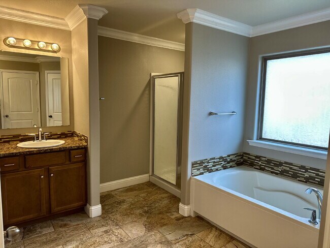 Building Photo - Beautiful 3/2/2 in South Lubbock!