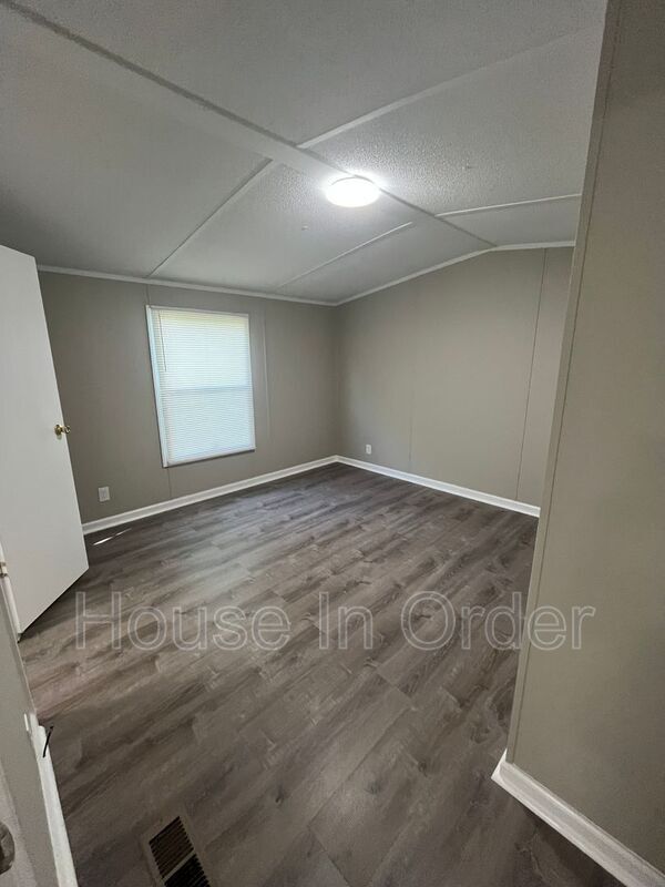 Building Photo - 5 Jesse Ln