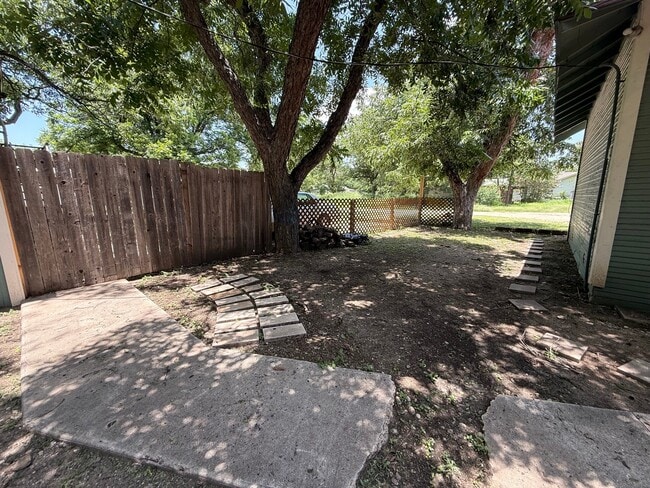 Building Photo - 1425 Quintana Rd