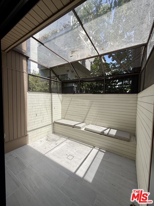 Building Photo - 853 Larrabee St