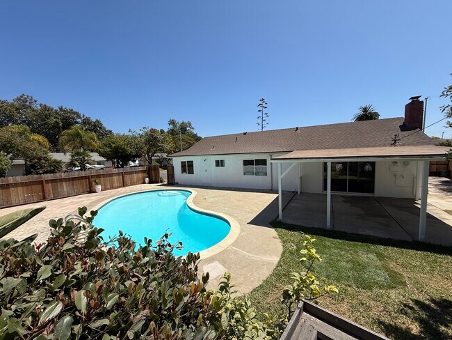 Building Photo - 6204 Avenida Ganso