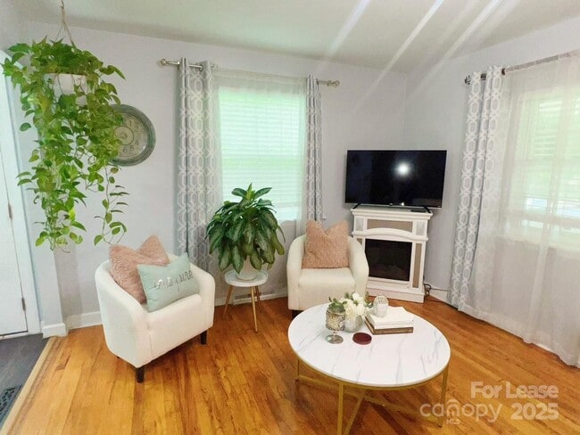 Building Photo - 7471 Lakehaven Dr