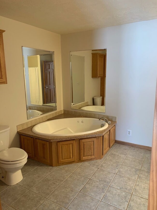 Building Photo - Country living close to the foothills