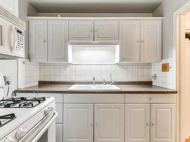Building Photo - 810 N Marshall Dr