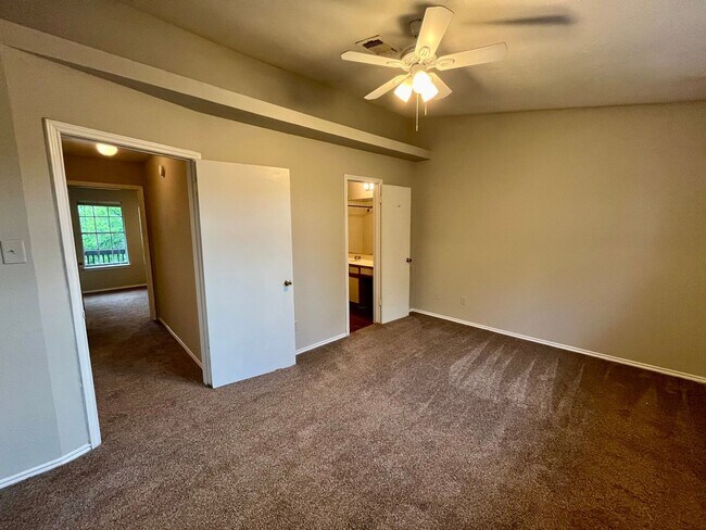 Building Photo - 2bed/2.5 bath condo close to downtown