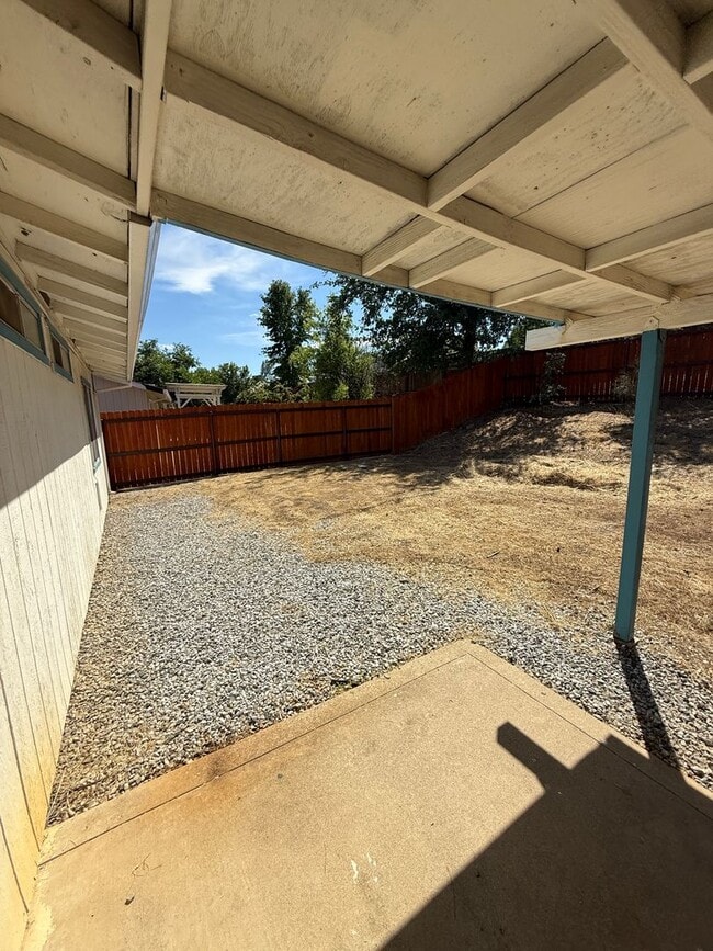 Building Photo - 3 bedroom, 2 bathroom home located in the ...