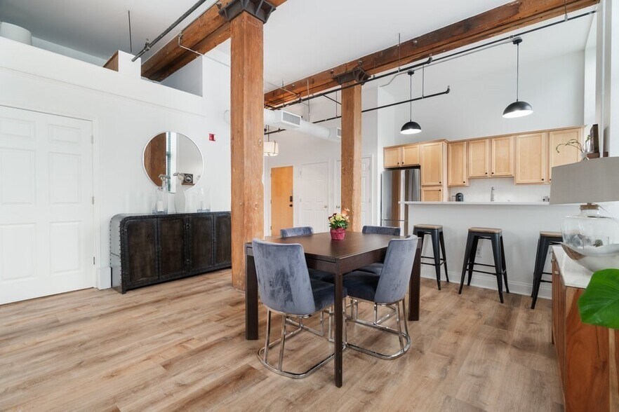 Building Photo - 881 E 1st St