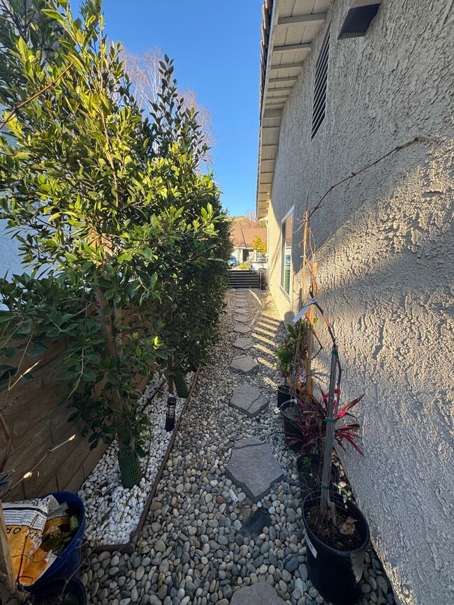 Building Photo - Charming Cul de Sac Home with Spacious Yard and Renovated Interior