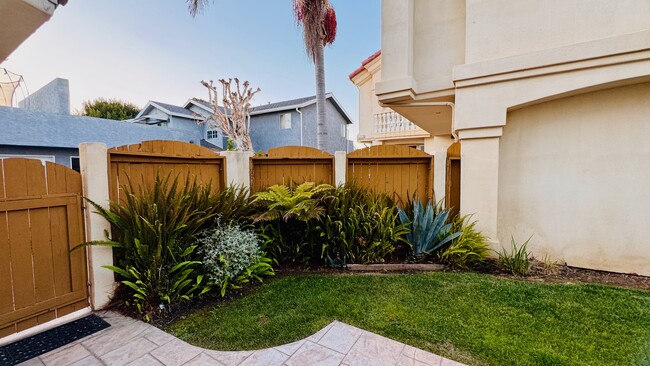 Beautiful, landscaped yard (landscaping included in the rent) - 2107 Plant Ave