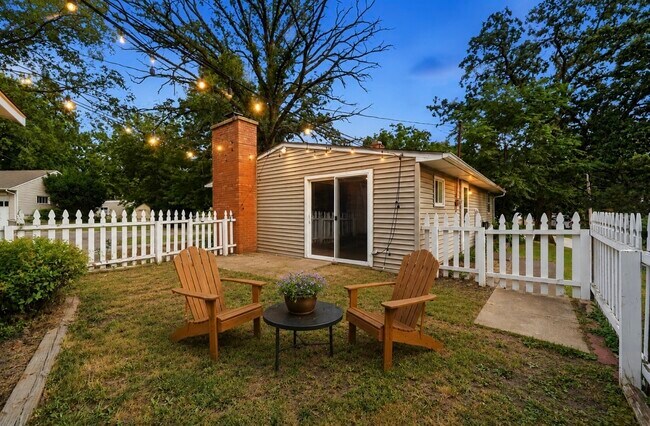 Building Photo - 131 Oak Dr