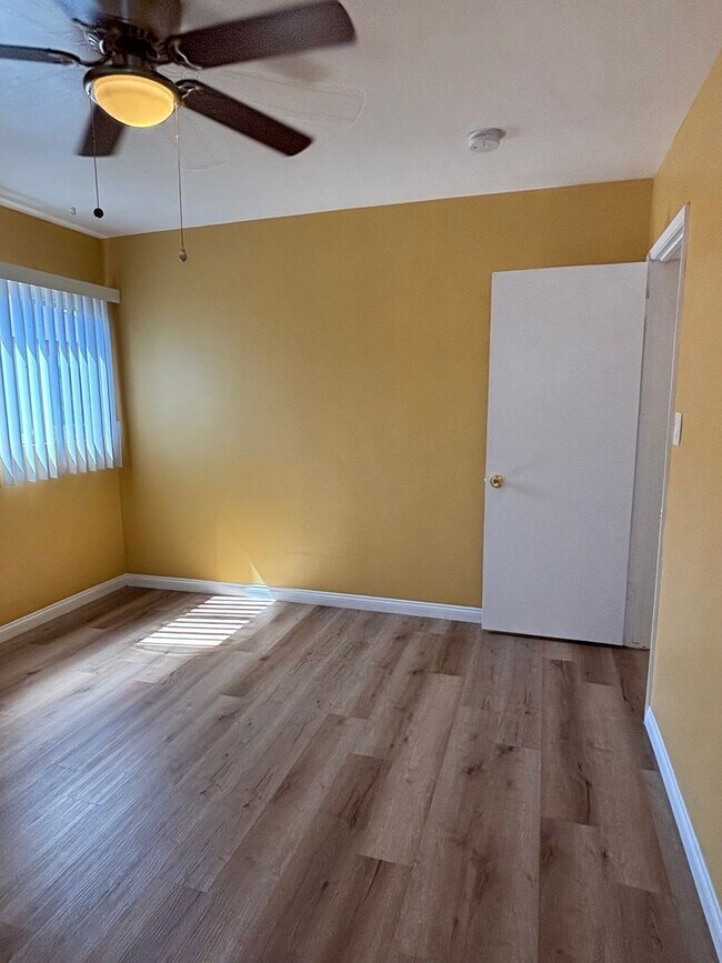 Building Photo - Spacious 1 bedroom available now in Long B...