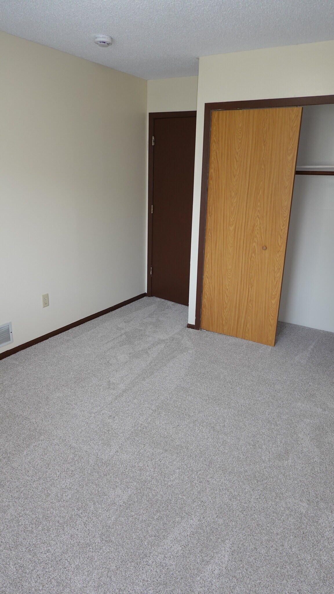Second bedroom w/ large closet - 1610 Helena Rd N