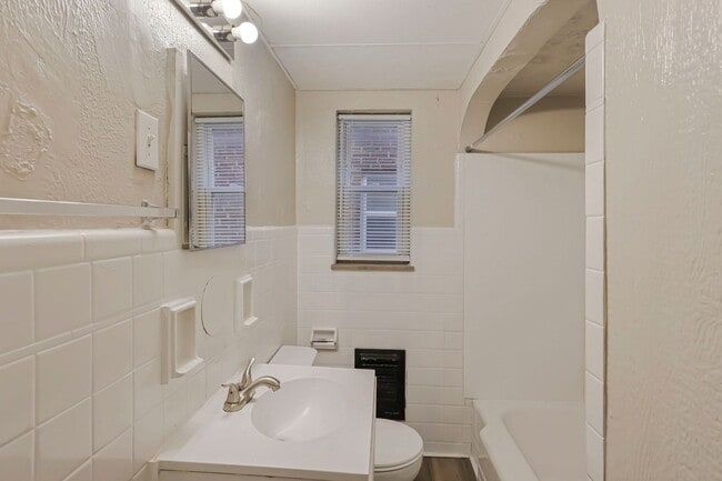 Building Photo - 987 Lilley Ave