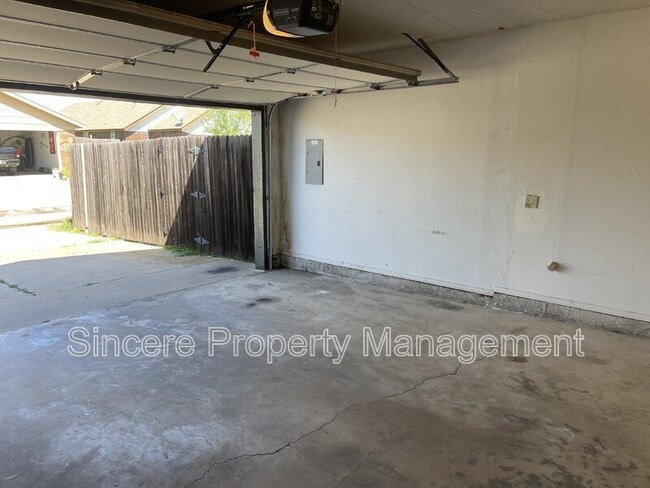 Building Photo - 2121 Lonnie Ln