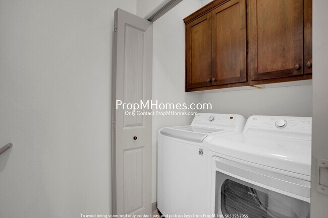 Building Photo - Gorgeous Four Bedroom Townhome in Orenco!