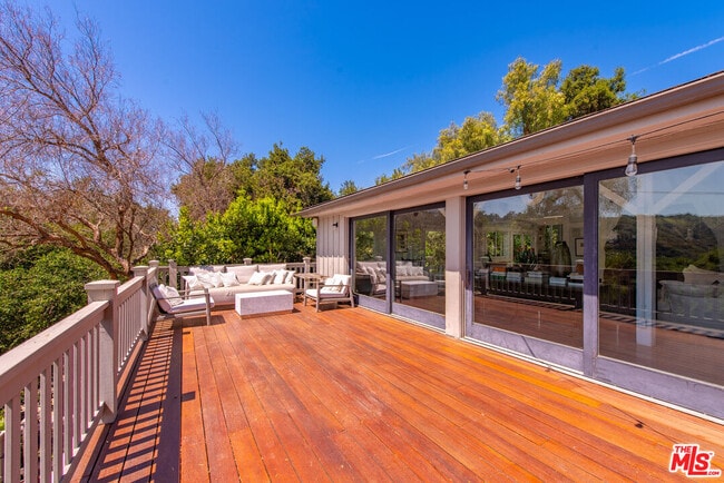 Building Photo - 20812 Hillside Dr