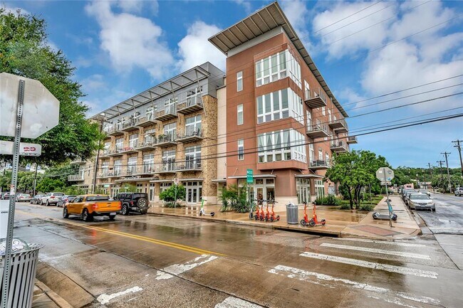 Building Photo - 2124 E 6th St