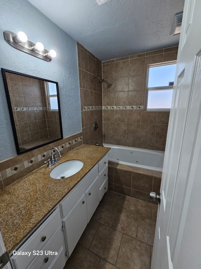 Building Photo - 908 NW 20th St