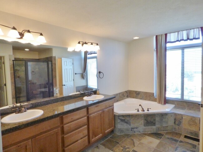 Building Photo - 15443 Falcon Ridge Dr