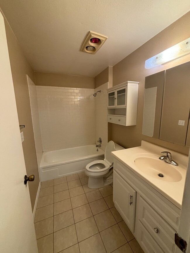 Building Photo - Pet friendly 2 bedroom condo in Southwest ...