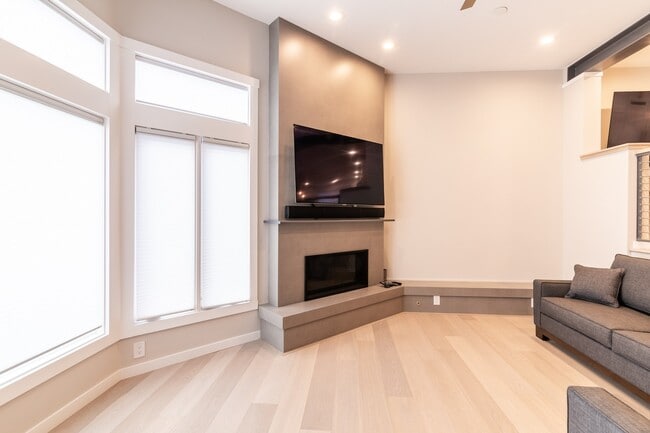 Building Photo - One-Of-A-Kind, Completely Remodeled 2 Bed ...
