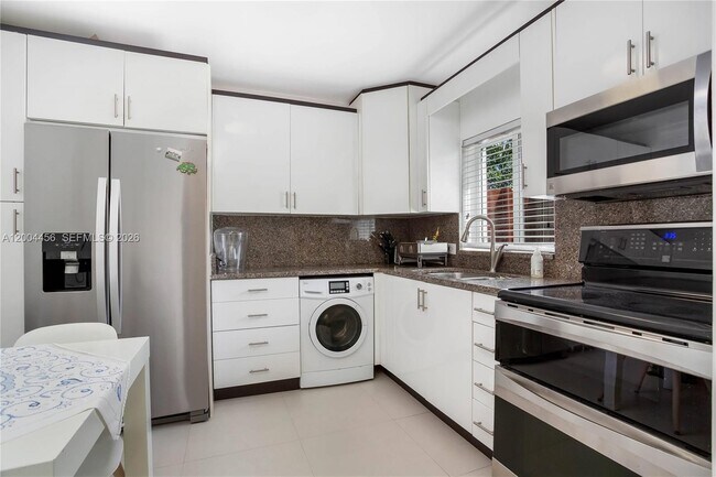Building Photo - Southwest 20th Road, Miami, FL 33129 - 3 BR 2.5 BA single-family home