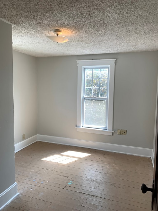 Building Photo - 206 E 10th St