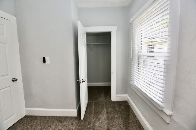 Building Photo - Updated & Ready 09-19-25! Pet Friendly - F...