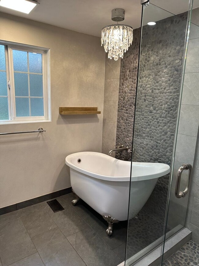Building Photo - Beautifully updated 4 bedroom 2 bathroom h...