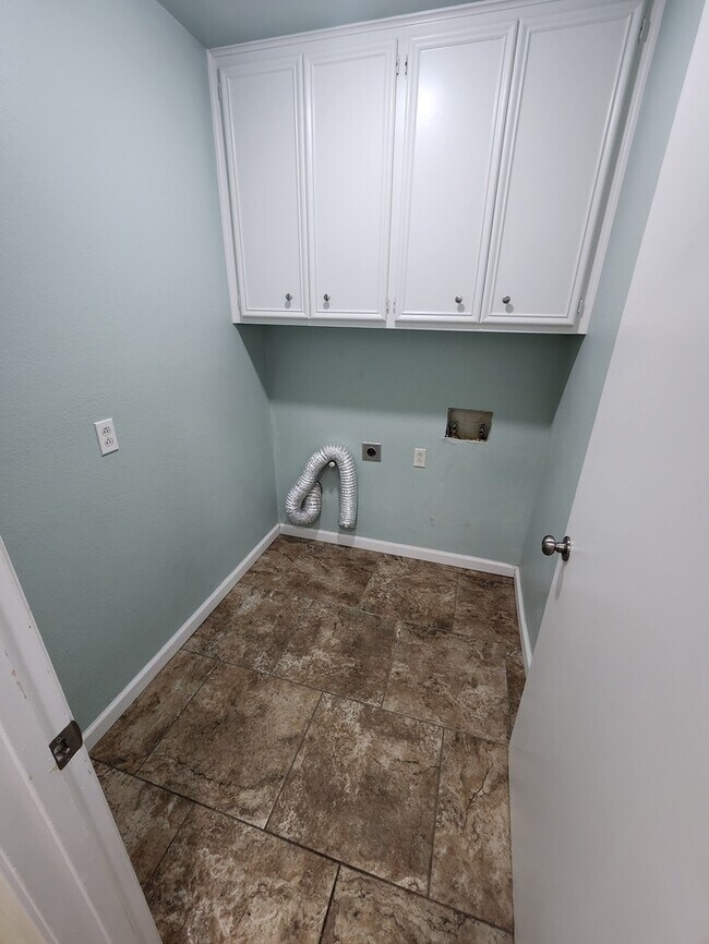 Building Photo - 4 bed 2 1/2 bath home, 2 car garage!