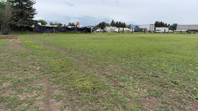 Building Photo - Country Horse Property on Nearly 2 Acres in Hayden!