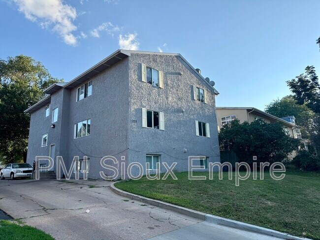 Building Photo - 705 W 18th St