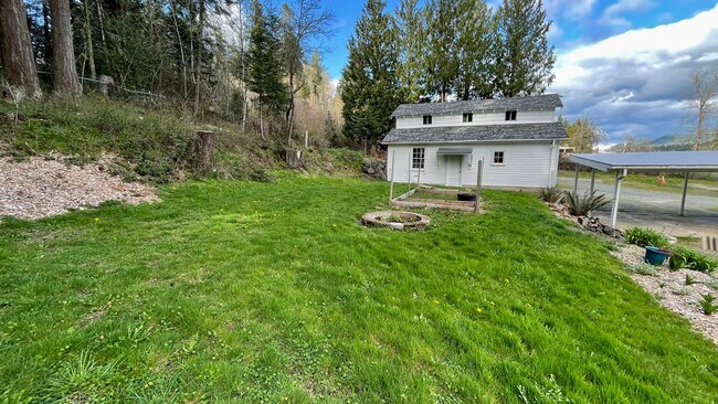 Building Photo - Country Living Home On Over Half An Acre! ...