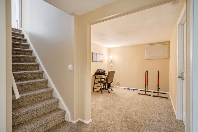 Building Photo - Room in a large shared home, great neighborhood, friendly roommates!