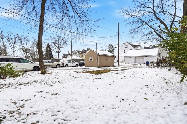 Building Photo - 44 5 Oaks Ave