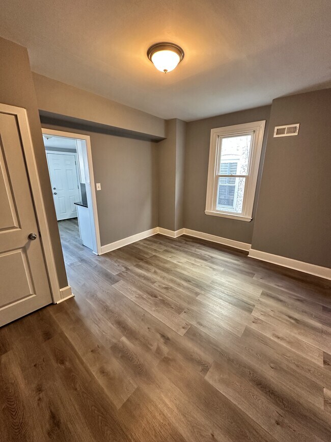 Building Photo - 218 W 5th St