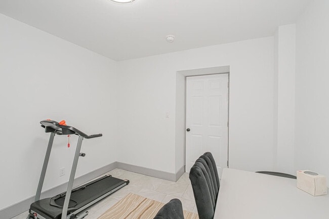 Building Photo - 479 Putnam Ave