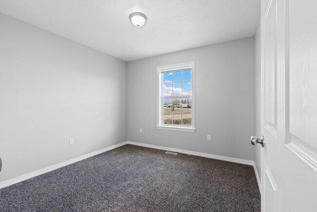 Building Photo - 4 bed 2 bath Home in Idaho Falls