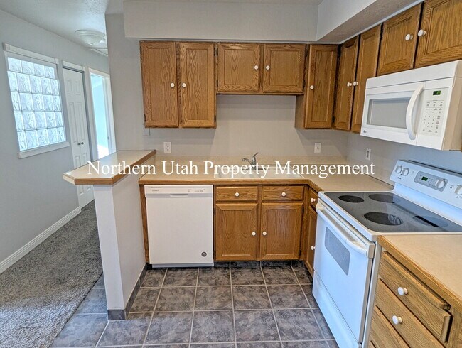 Building Photo - 2 Bed 1 Bath with AC