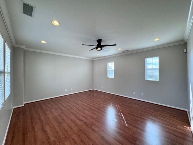 Building Photo - Discover this beautifully upgraded 5 bedro...