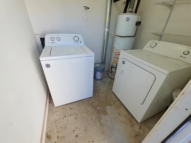 Building Photo - 2401 La Casa Dr