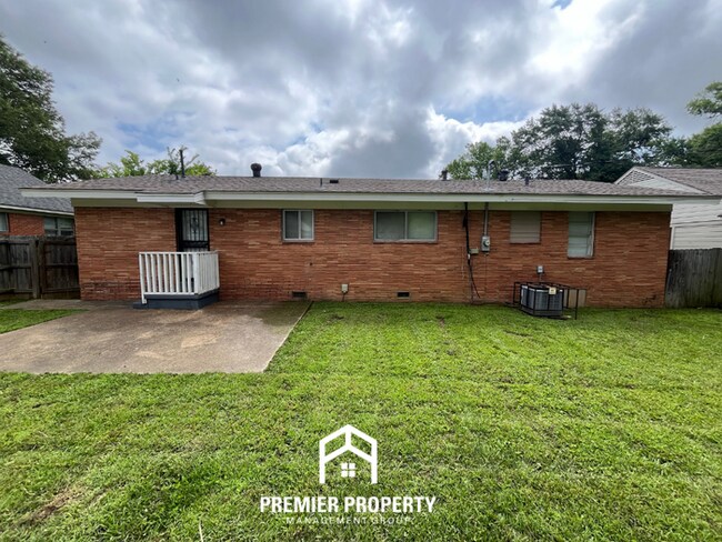 Building Photo - Charming 3BR/2BA in 38118 | Hardwood Floors, Formal Dining & Fenced Yard