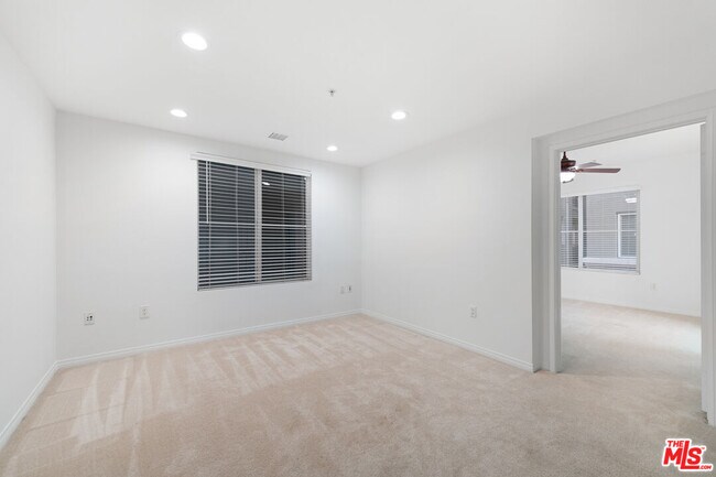 Building Photo - 6020 S Seabluff Dr