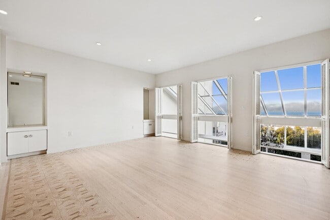 Building Photo - 2470 Broadway