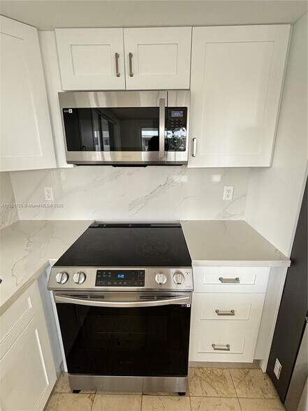 Building Photo - 1402 Brickell Bay Dr