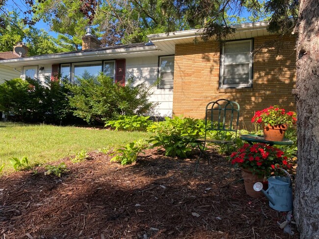 Building Photo - Charming NE Ranch w/ Two Car Garage